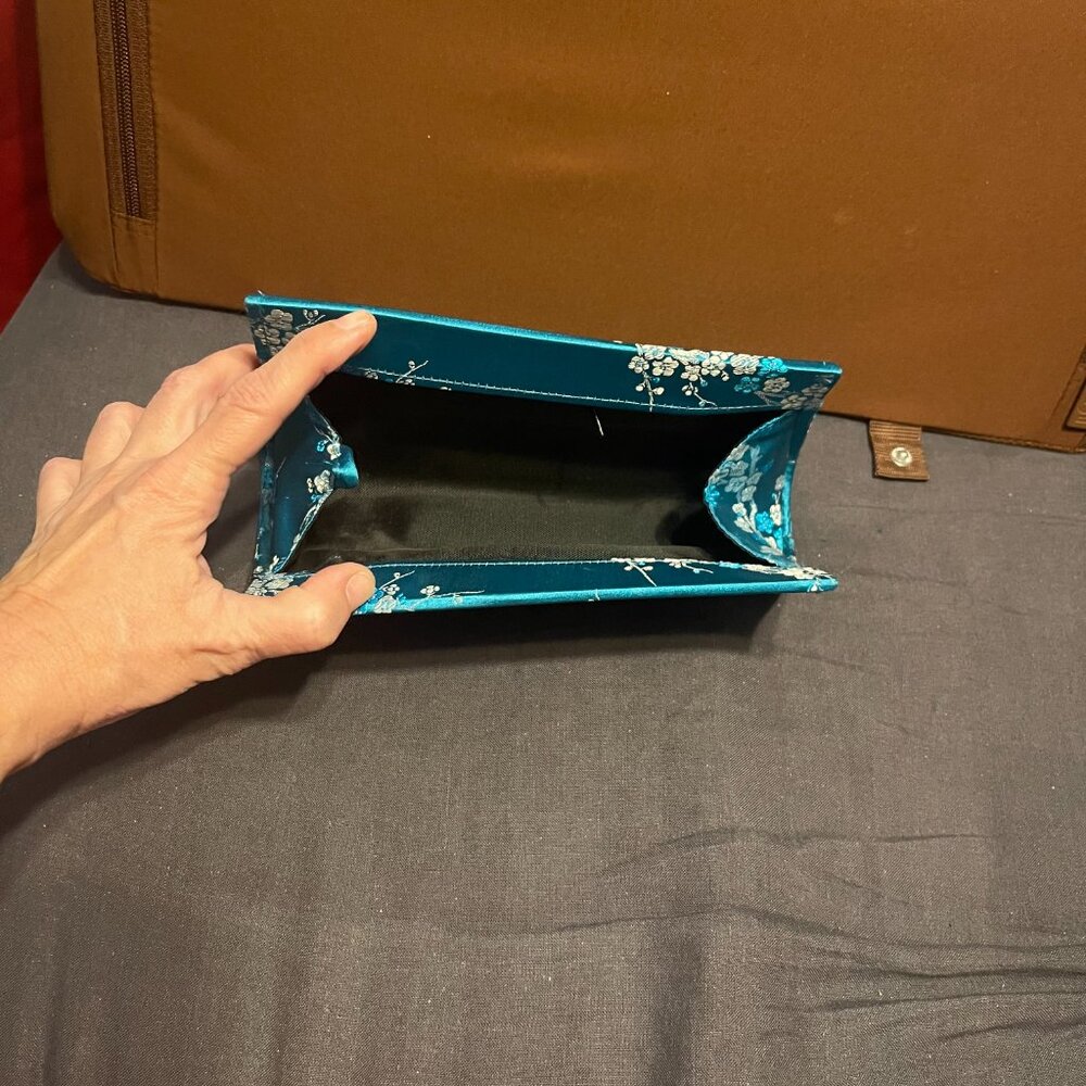 Elegant Floral Clutch - Perfect for Any Occasion! Never Used - Picture 8 of 8